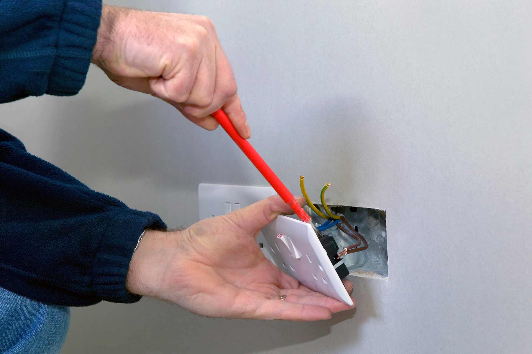 Our electricians can install plug sockets for domestic and commercial proeprties in Tower Hamlets and the local area. 